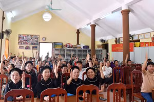 Nhân dân thôn Thia, xã Tân Trào (huyện Sơn Dương) biểu quyết nhất trí với chủ trương, đề án sáp nhập ĐVHC cấp tỉnh, cấp xã.