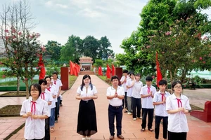 Ban giám hiệu Trường THCS Vĩnh Lại và các em học sinh dâng hương tưởng niệm tại Đài tưởng niệm liệt sĩ xã.