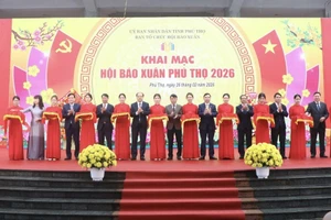 Các đại biểu cắt băng khai mạc Hội báo Xuân Phú Thọ 2026.