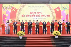 Các đại biểu cắt băng khai mạc Hội báo Xuân Phú Thọ 2026.