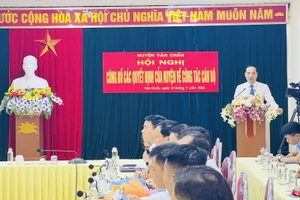 \Ông Đặng Duy Hiển - Phó Bí thư Huyện uỷ, Chủ tịch UBND huyện Văn Chấn phát biểu tại hội nghị.