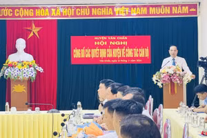 \Ông Đặng Duy Hiển - Phó Bí thư Huyện uỷ, Chủ tịch UBND huyện Văn Chấn phát biểu tại hội nghị.