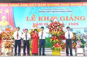 NGƯT Phùng Quốc Lập - Phó Giám đốc Sở GD&ĐT tỉnh Phú Thọ (thứ nhất bìa phải) tặng hoa chúc mừng thầy và trò trường THPT Chuyên Hùng Vương.