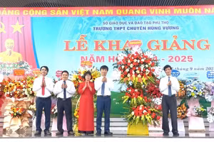 NGƯT Phùng Quốc Lập - Phó Giám đốc Sở GD&ĐT tỉnh Phú Thọ (thứ nhất bìa phải) tặng hoa chúc mừng thầy và trò trường THPT Chuyên Hùng Vương.