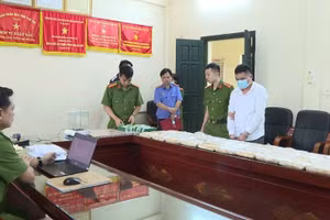 Lực lượng chức năng giám định vật chứng thu giữ trong chuyên án (ảnh: Công an tỉnh Phú Thọ).