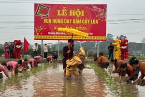 Lễ hội “Vua Hùng dạy dân cấy lúa” được tổ chức thường niên vào ngày 14 và 15 tháng Giêng hằng năm.