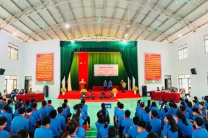 Trường THCS Chu Hóa phối hợp với Công an xã Chu Hóa tổ chức Ngoại khóa tuyên truyền phổ biến kiến thức pháp luật về ATGT - Phòng chống bạo lực học đường và Kỹ năng sử dụng mạng xã hội cho học sinh.
