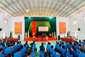 Trường THCS Chu Hóa phối hợp với Công an xã Hy Cương tổ chức Ngoại khóa tuyên truyền phổ biến kiến thức pháp luật về ATGT - Phòng chống bạo lực học đường và Kỹ năng sử dụng mạng xã hội cho học sinh.