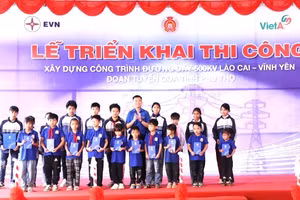 EVN trao quà cho các em học sinh có hoàn cảnh khó khăn trên địa bàn tỉnh Phú Thọ.