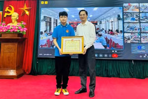 Được sự ủy quyền của Chủ tịch UBND tỉnh Tuyên Quang, ông Vũ Đình Hưng - Giám đốc Sở GD&ĐT trao Bằng khen cho em Lê Quang Huy, học sinh lớp 12 Anh, Trường THPT Chuyên Tuyên Quang.