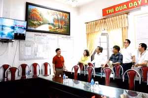 Ông Nguyễn Mạnh Sơn - Phó Chủ tịch UBND tỉnh Phú Thọ cùng Đoàn kiểm tra tại điểm thi Trường phổ thông Hermann Gmeiner Việt Trì.