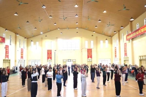 Các học viên tập huấn và triển khai thí điểm bài thể dục buổi sáng, bài thể dục giữa giờ cho học sinh tiểu học.