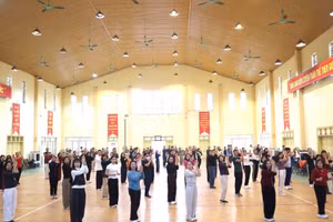 Các học viên tập huấn và triển khai thí điểm bài thể dục buổi sáng, bài thể dục giữa giờ cho học sinh tiểu học.