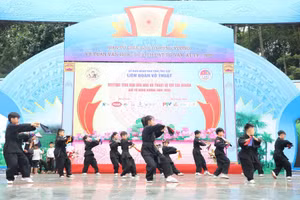 Tại Khu Di tích lịch sử Đền Hùng (tỉnh Phú Thọ), Liên đoàn Võ thuật tỉnh Phú Thọ tổ chức chương trình Festival tinh hoa văn hóa võ thuật về với cội nguồn với sự tham gia của 18 đơn vị đến từ khắp các tỉnh, thành cả nước.