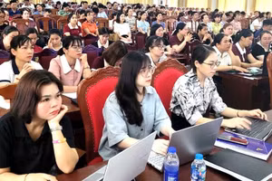 Giáo viên tham gia Hội nghị tập huấn “Ứng dụng công nghệ trí tuệ nhân tạo (AI) trong giảng dạy”.