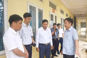 Ông Trần Minh Tuấn - Phó Giám đốc Sở GD&ĐT tỉnh Phú Thọ cùng đoàn công tác kiểm tra tại Trường Tiểu học Tiên Lữ.