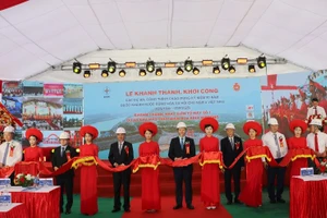 Phó Thủ tướng Mai Văn Chính cùng các đại biểu cắt băng khánh thành Tổ máy số 1, Dự án Nhà máy Thủy điện Hòa Bình mở rộng.