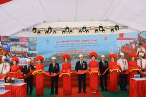 Phó Thủ tướng Mai Văn Chính cùng các đại biểu cắt băng khánh thành Tổ máy số 1, Dự án Nhà máy Thủy điện Hòa Bình mở rộng. 