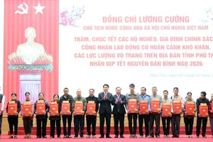 Chủ tịch nước Lương Cường và ông Nguyễn Phi Long, Phó Bí thư Đảng ủy Ủy ban Trung ương MTTQ Việt Nam trao quà cho các hộ nghèo, gia đình chính sách trên địa bàn tỉnh Phú Thọ.