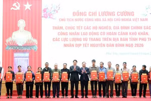 Chủ tịch nước Lương Cường tặng quà các hộ nghèo, gia đình chính sách trên địa bàn tỉnh Phú Thọ.