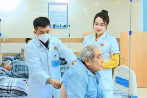 Các bác sĩ tại Bệnh viện Phổi tỉnh Phú Thọ thăm, khám cho bệnh nhân.