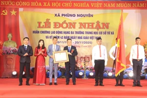 Thừa ủy quyền của Chủ tịch nước, ông Nguyễn Ngọc Điệp - Phó Giám đốc Sở GD&ĐT tỉnh Phú Thọ trao Huân chương Lao động hạng Ba cho Trường THCS Tứ Xã .