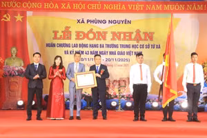 Thừa ủy quyền của Chủ tịch nước, ông Nguyễn Ngọc Điệp - Phó Giám đốc Sở GD&ĐT tỉnh Phú Thọ trao Huân chương Lao động hạng Ba cho Trường THCS Tứ Xã .