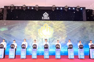 Ông Trần Duy Đông, Chủ tịch UBND tỉnh Phú Thọ cùng các đại biểu ấn nút khởi công dự án (ảnh Phùng Hải).