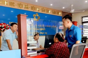 Người dân làm thủ tục hành chính tại Trung tập phục vụ hành chính công xã Xuân Lũng.