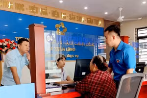 Người dân làm thủ tục hành chính tại Trung tập phục vụ hành chính công xã Xuân Lũng.