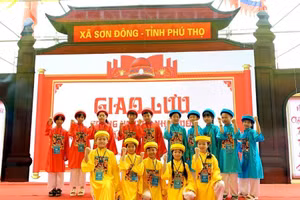 Các “sĩ tử nhí” Trường Tiểu học Triệu Đề tham gia giao lưu Trạng nguyên nhỏ tuổi lần thứ nhất xã Sơn Đông.
