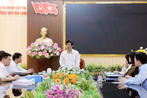 Ông Đỗ Thanh - Phó Giám đốc Sở GD&ĐT tỉnh Phú Thọ (đứng) phát biểu tại buổi kiểm tra việc thực hiện dạy thêm, học thêm tại Trường THCS Văn Lang, TP Việt Trì.