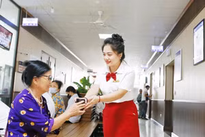  Cán bộ, y bác sĩ, điều dưỡng, nhân viên y tế TTYT huyện Hạ Hòa luôn nỗ lực nâng cao chất lượng khám chữa bệnh, hướng tới sự hài lòng của người bệnh. 