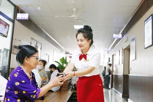 Cán bộ, y bác sĩ, điều dưỡng, nhân viên y tế TTYT huyện Hạ Hòa luôn nỗ lực nâng cao chất lượng khám chữa bệnh, hướng tới sự hài lòng của người bệnh.