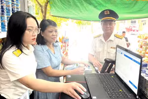 Cán bộ Thuế hướng dẫn hộ kinh doanh sử dụng, tạo lập hóa đơn điện tử khởi tạo từ máy tính tiền.