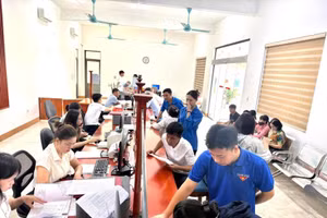 Các tình nguyện viên hỗ trợ người dân tại Trung tâm Phục vụ hành chính công xã Bản Nguyên, tỉnh Phú Thọ.