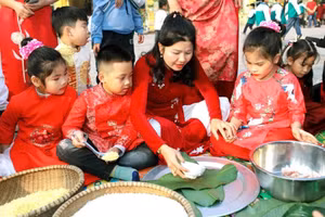 Các em học sinh Trường Tiểu học Cao Xá (Huyện Lâm Thao, tỉnh Phú Thọ) trải nghiệm gói bánh chưng.