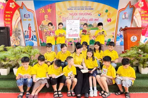 Nhà giáo Ưu tú Trần Thị Ánh Nguyệt - Hiệu trưởng Trường Tiểu học Đinh Tiên Hoàng và các em học sinh.