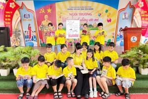 Nhà giáo Ưu tú Trần Thị Ánh Nguyệt - Hiệu trưởng Trường Tiểu học Đinh Tiên Hoàng và các em học sinh.