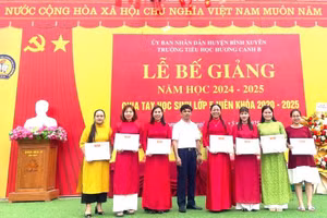 Lãnh đạo Phòng GD&ĐT huyện Bình Xuyên trao Giấy khen cho cán bộ, giáo viên trường Tiểu học Hương Canh B.