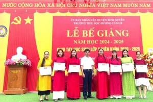Lãnh đạo Phòng GD&ĐT huyện Bình Xuyên trao Giấy khen cho cán bộ, giáo viên trường Tiểu học Hương Canh B.