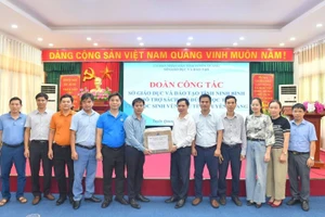 Ngành Giáo dục Ninh Bình tặng sách và đồ dùng học tập cho học sinh vùng lũ Tuyên Quang.