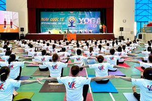 Chương trình chào mừng Ngày Quốc tế Yoga năm 2025 tại tỉnh Tuyên Quang thu hút hơn 200 học viên, huấn luyện viên tham gia.