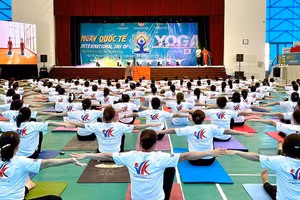 Chương trình chào mừng Ngày Quốc tế Yoga năm 2025 tại tỉnh Tuyên Quang thu hút hơn 200 học viên, huấn luyện viên tham gia.