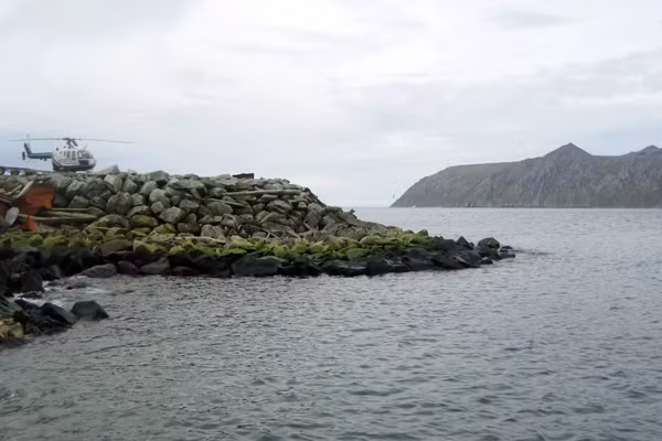 Đảo Kruzenshtern (Diomede Nhỏ), thuộc Mỹ và Đảo Ratmanov (Diomede Lớn), thuộc Nga.