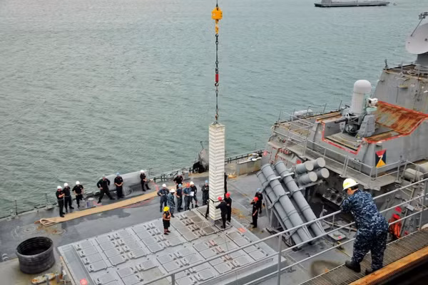 Nạp Tomahawk cho chiến hạm Aegis của Mỹ.