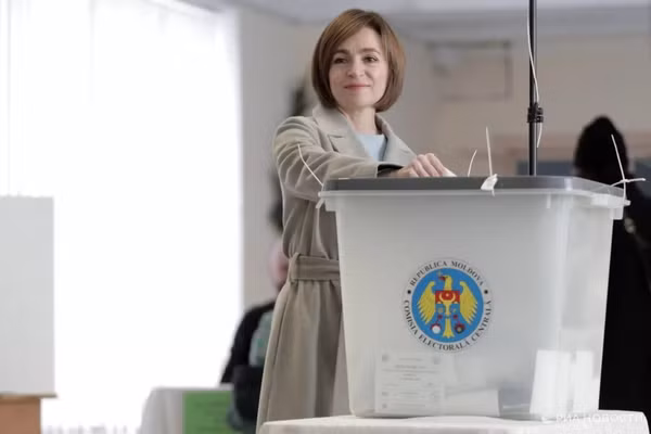 Tổng thống Moldova Maia Sandu bỏ phiếu vòng 2 trong cuộc bầu cử tổng thống tại Moldova.