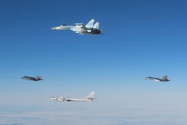 Tiêm kích Su-35S Nga trong một lần chạm mặt F-35 Mỹ gần Alaska.