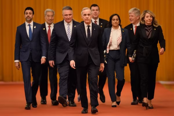 Thủ tướng Canada Mark Carney (giữa) trong chuyến thăm Trung Quốc.
