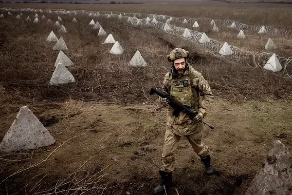 Binh sĩ Ukraine tại một tuyến phòng thủ răng rồng.